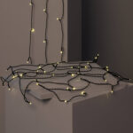 Guirlande LED extérieure blanc chaud sur câble noir, petites LED espacées, drapée et suspendue