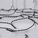 Guirlande LED extérieure à câble noir torsadé avec petites LED espacées