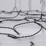 Guirlande LED à câble torsadé noir avec petites ampoules espacées pour extérieur