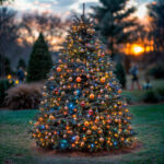 Guirlande LED extérieure multicolore RGB en câble installée autour d'un sapin décoré