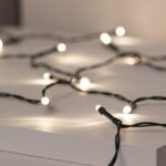 Guirlande LED à petites ampoules blanc chaud sur câble noir