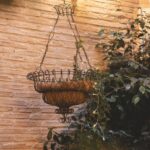 Jardinière suspendue en métal avec doublure coco et plante retombante