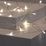 Guirlande LED sur fil argenté avec petites ampoules blanc chaud