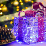 Guirlande LED décorative en forme de cadeau bleu avec ruban pailleté rouge