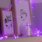 Guirlande LED rose à petites lumières, décorative sur étagère avec cadres et bougie