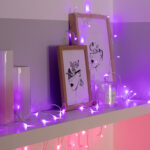 Guirlande LED rose posée sur étagère, petites LED décoratives en chaîne