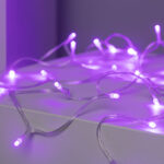 Guirlande LED rose sur câble argenté avec petites ampoules espacées