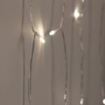 Guirlande LED à fils argentés et ampoules blanches chaudes