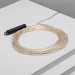 Guirlande LED fil de fer fin argenté avec petites LED blanc chaud et boîtier pile noir