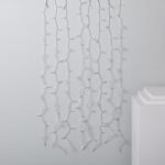 Guirlande LED blanche en rideau à fils verticaux avec maillage hexagonal