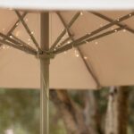 Guirlande LED pour parasol, petites lumières chaudes sur fil discret fixée aux baleines de l'ombrelle
