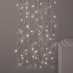 Guirlande LED rideau blanc chaud sur fils noirs, suspension en cascades