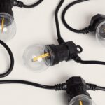 Guirlande lumineuse extérieure avec ampoules globe transparentes à filament LED et douilles noires sur câble