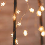 Guirlande lumineuse LED étoiles sur fil cuivre, lumière blanc chaud