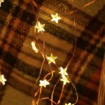 Guirlande lumineuse LED étoiles blanc chaud sur fil cuivre, déco extérieure