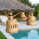 Guirlande solaire LED avec lanternes tressées en bambou naturel, suspension extérieure décorative au bord d'une piscine
