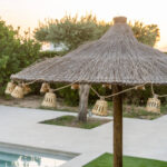 Guirlande solaire LED suspendue avec lanternes en osier beige, pour parasol extérieur en paille