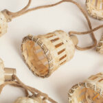 Guirlande lumineuse à abat-jours tressés en bambou beige sur corde