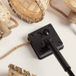 Guirlande solaire boîtier de commande noir avec capteur et piquet, câble en corde et lanternes tressées