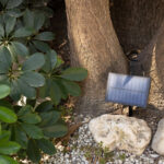 Panneau solaire sur piquet noir rectangulaire pour éclairage extérieur fixé au sol