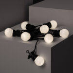 Guirlande LED extérieure, globes blancs opalins sur câble noir, douilles visibles