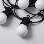 Guirlande LED ampoules globe blanches câble noir, suspension pour extérieur