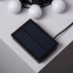 Guirlande d'ampoules LED solaire avec panneau solaire compact et ampoules rondes blanches, câble noir