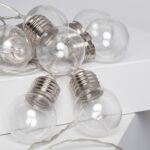 Guirlande LED à ampoules globe transparentes avec douilles métalliques et câble fin