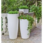 Jardinière blanche haute conique pour extérieur avec plantes retombantes