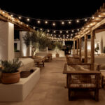 Guirlande lumineuse extérieure à ampoules filament blanc chaud suspendue entre pergolas en bois