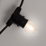 Guirlande lumineuse noire avec ampoule LED filament globe montée sur douille et câble noirs