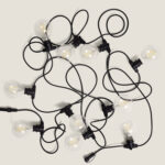 Guirlande lumineuse noire avec ampoules globe transparentes à filament et douilles noires
