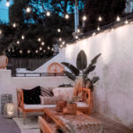 Guirlande lumineuse extérieure noire avec ampoules à filament suspendues et câble apparent