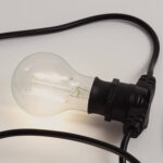 Ampoule LED filament B22 sur douille noire de guirlande guinguette