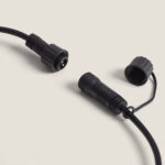Connecteur étanche noir pour guirlande lumineuse extérieure avec capuchon fileté et câble