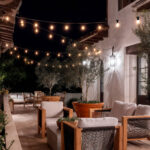 Guirlande lumineuse extérieure noire avec ampoules filament blanc chaud suspendue au-dessus d'une terrasse