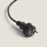 Fiche secteur mâle noire à deux broches avec câble d'alimentation moulé