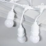 Guirlande guinguette blanche avec ampoules LED rondes et douilles blanches