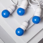 Guirlande guinguette blanche avec ampoules LED G45 bleues et douilles blanches