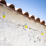 Guirlande extérieure blanche avec ampoules LED jaunes G45 suspendues sous toiture