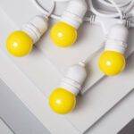 Guirlande d'ampoules LED G45 jaunes avec douilles blanches et câble