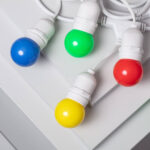 Guirlande guinguette blanche avec ampoules LED G45 rondes multicolores bleu vert rouge jaune