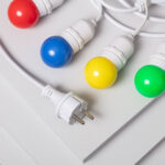 Guirlande guinguette à ampoules multicolores sphériques, câble blanc avec prise secteur deux broches