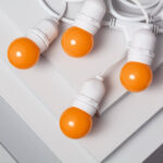 Guirlande blanche avec ampoules LED orange sphériques et douilles E27