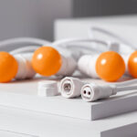 Guirlande lumineuse blanche avec ampoules LED rondes orange et connecteurs étanches