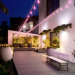 Guirlande guinguette blanche à ampoules rondes roses suspendue en extérieur