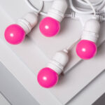 Guirlande guinguette à ampoules rondes roses, douilles et câble blancs