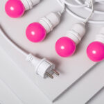 Guirlande guinguette blanche avec ampoules rondes roses, câble blanc et prise secteur