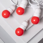 Guirlande guinguette avec ampoules rondes rouges G45 et douilles blanches sur câble