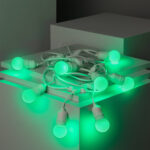 Guirlande LED avec ampoules sphériques G45 vertes et câble blanc